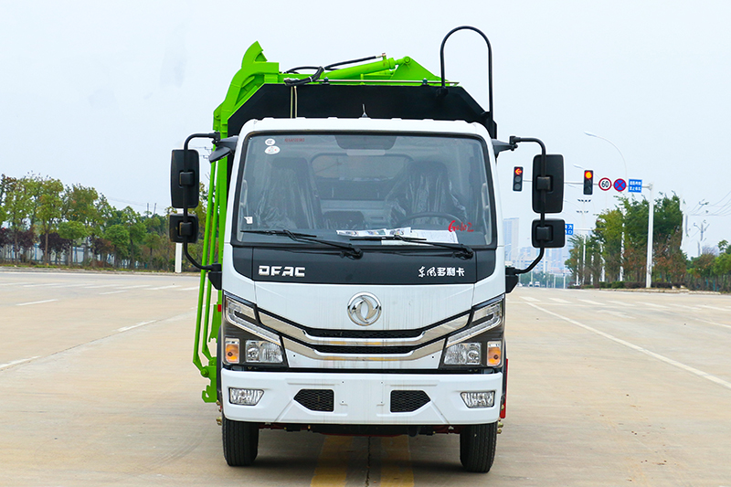 東風(fēng)小多利卡側(cè)裝掛桶垃圾車（10.5方）