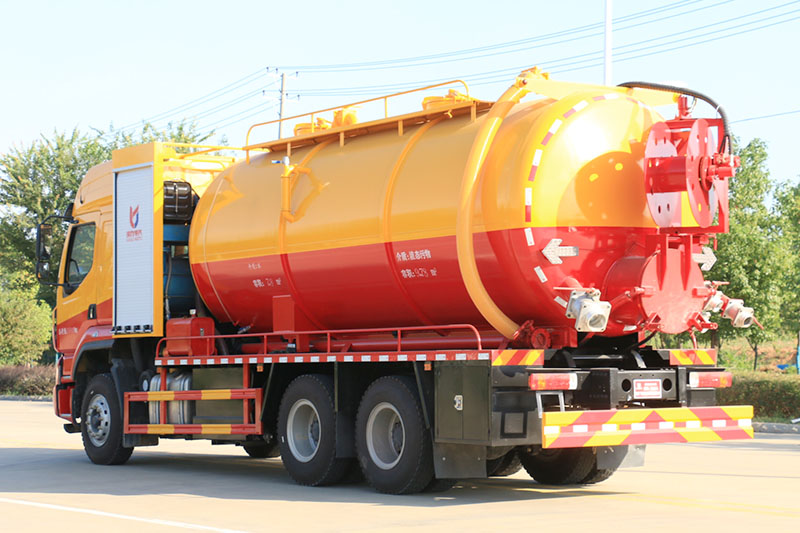 柳汽乘龍后八輪清洗吸污車（一體罐  可加裝副發(fā)）（清水  污水21方）