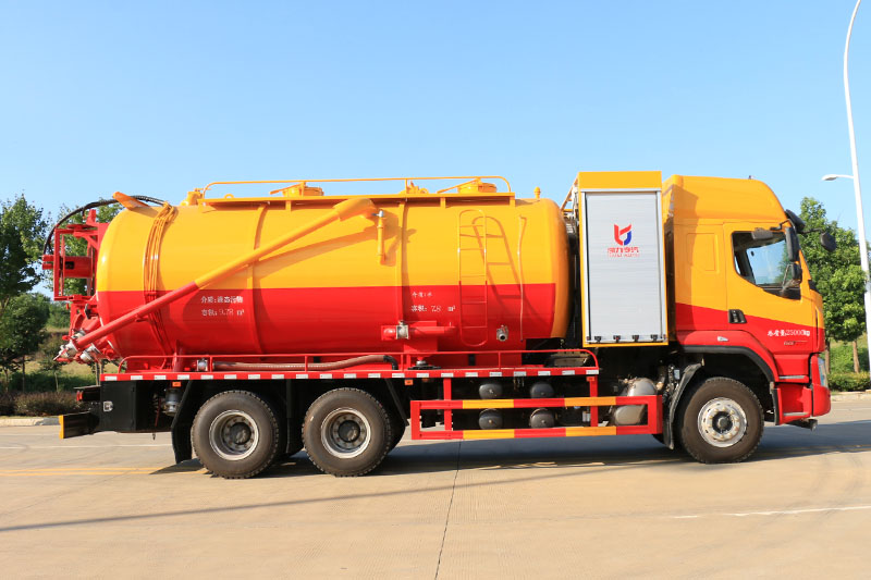 柳汽乘龍后八輪清洗吸污車（一體罐  可加裝副發(fā)）（清水  污水21方）