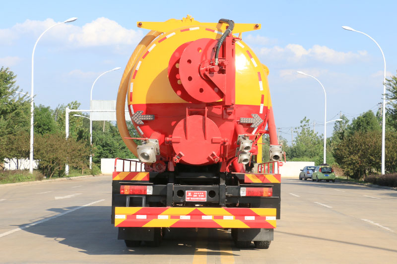 柳汽乘龍后八輪清洗吸污車（一體罐  可加裝副發(fā)）（清水  污水21方）