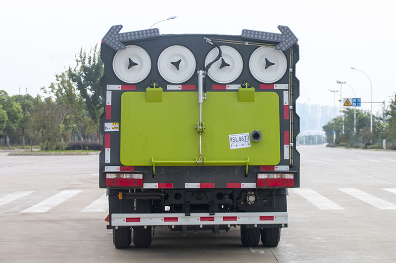 東風(fēng)小多利卡吸塵車(chē)（1水4塵）