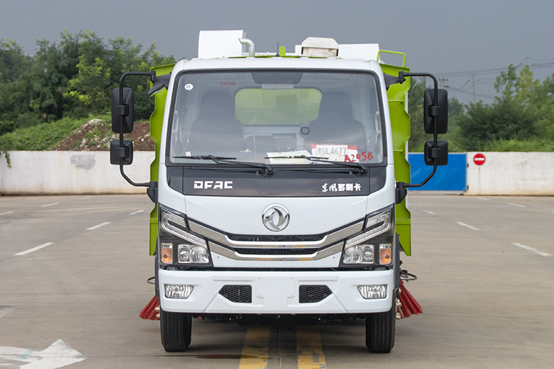 東風(fēng)小多利卡吸塵車(chē)（1水4塵）