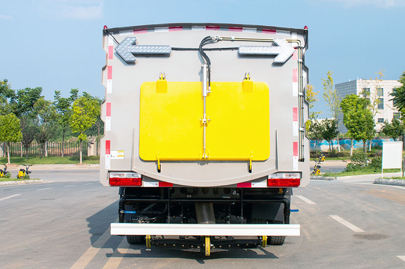 東風(fēng)大多利卡掃路車（2.5水5塵）