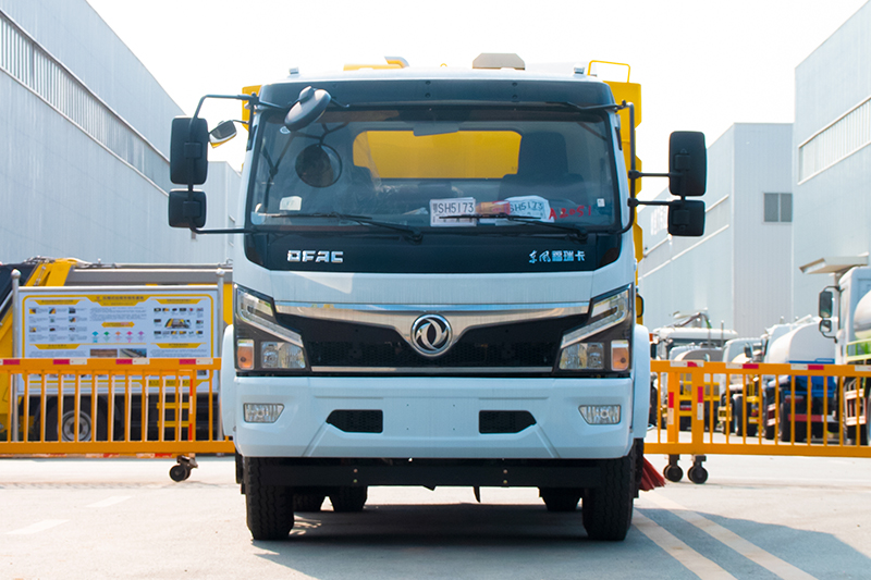 東風(fēng)大多利卡掃路車（2.5水5塵）