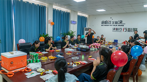 【特別報(bào)道】凝心聚力·攜手同行——?jiǎng)P力專汽8月員工生日會(huì)