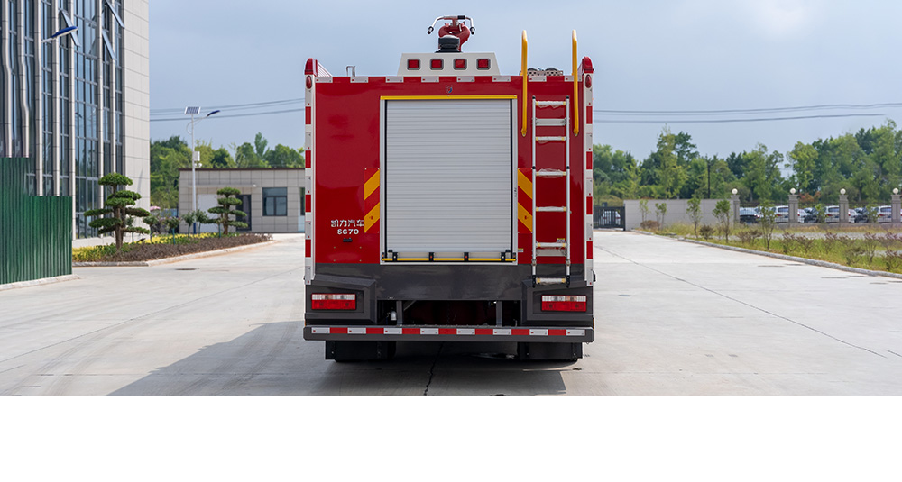 東風(fēng)D9內(nèi)藏水罐消防車(chē)圖3